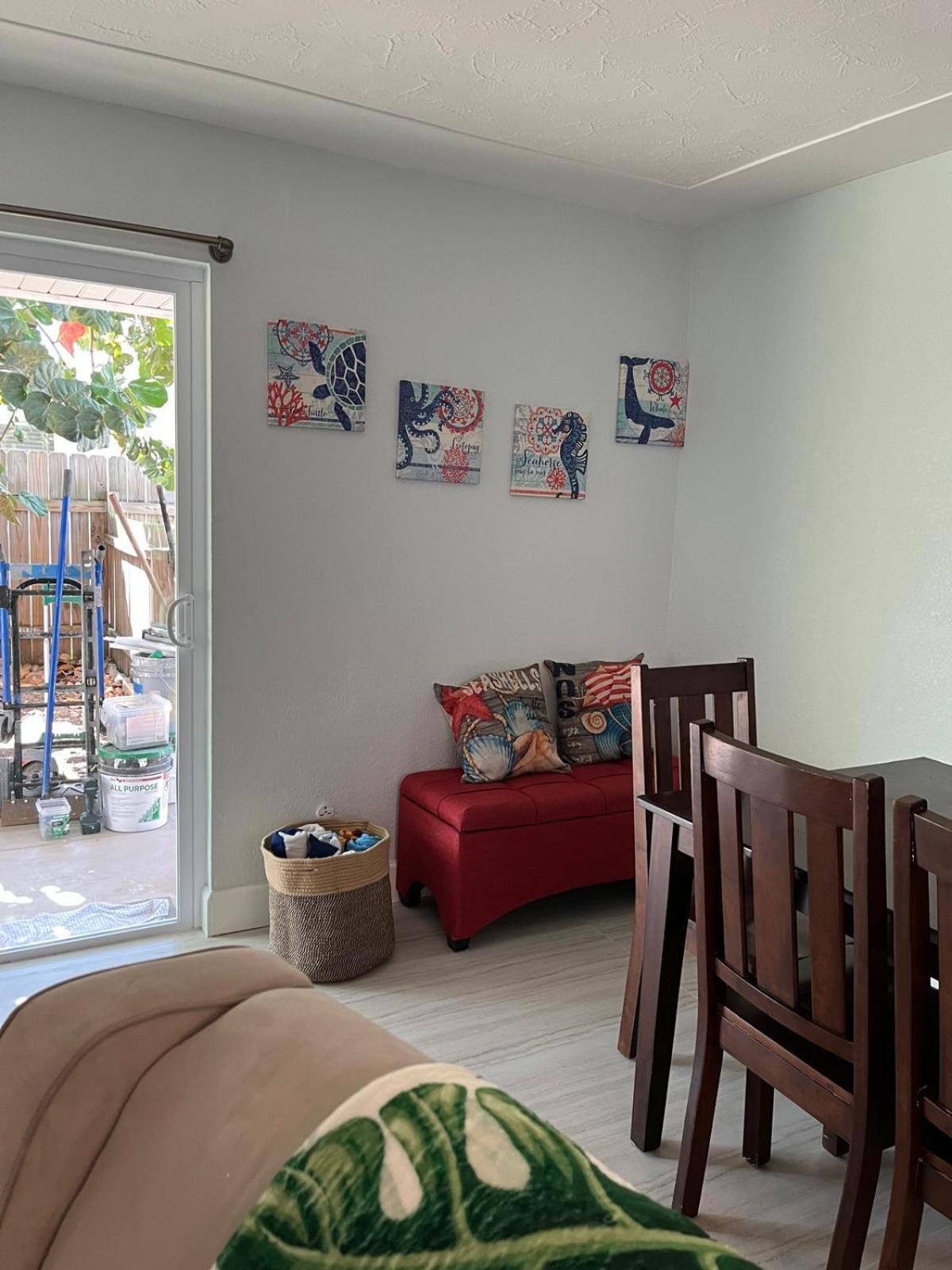Coastal Home,walk,bike To Beach,large Fenced Yard, Large Driveway Apartment