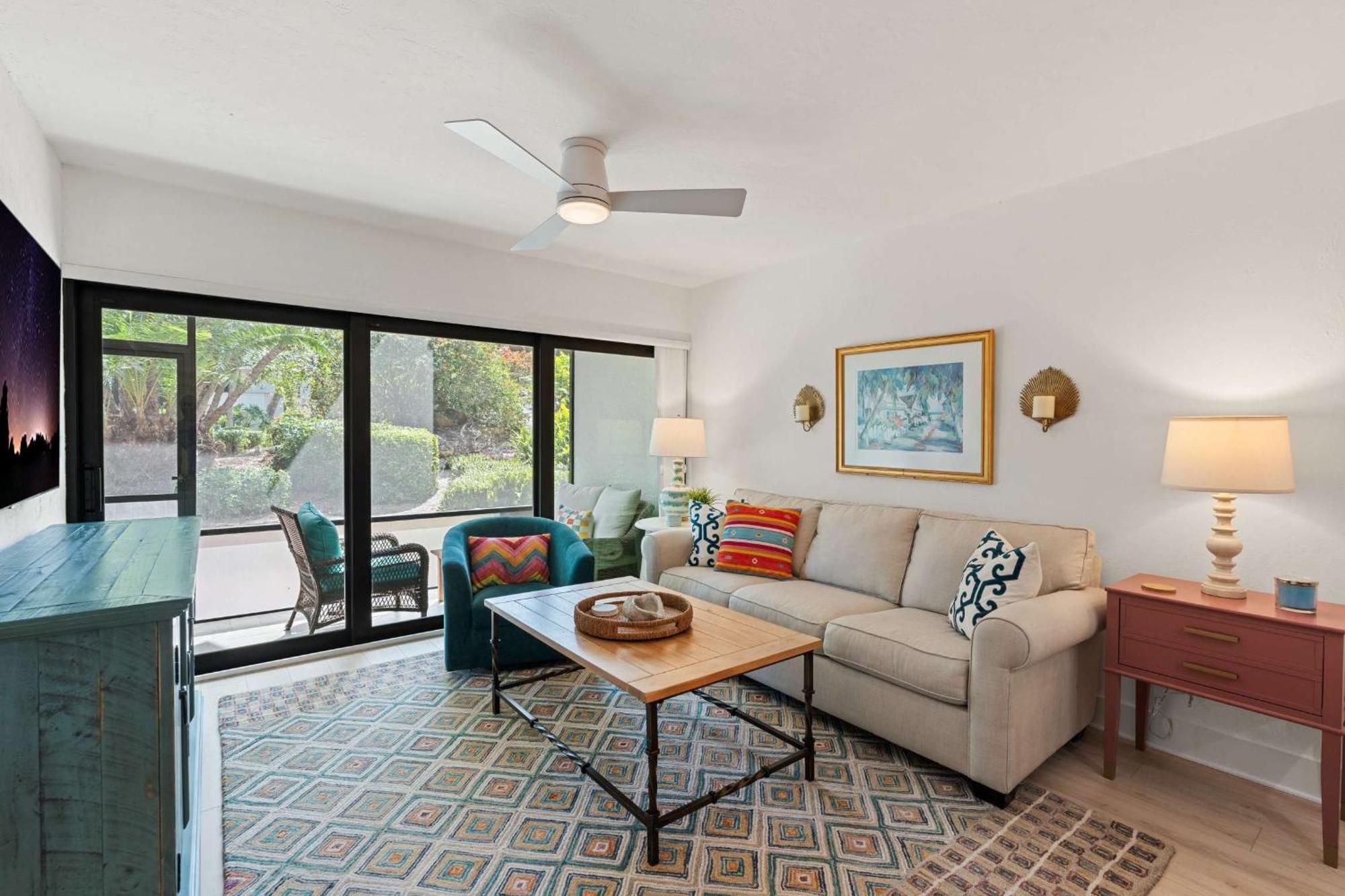 Exquisite Luxury First Floor - Easy Walk To Amenities *