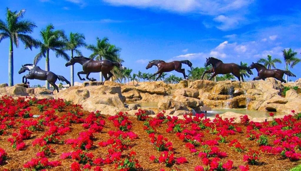 Golf Views With Pool And Amenities Apartment Naples