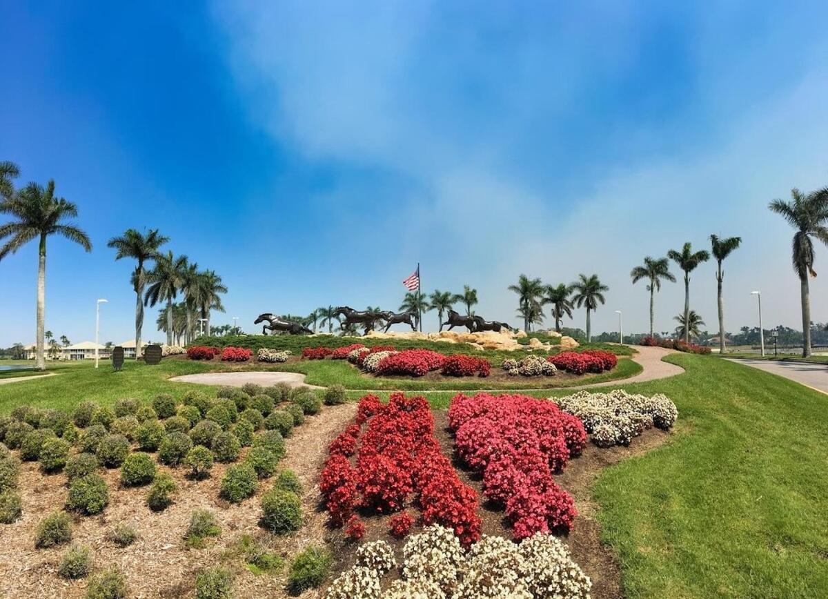 Golf Views With Pool And Amenities Naples