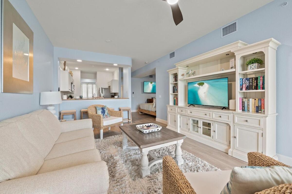 Golf Views With Pool And Amenities Apartment