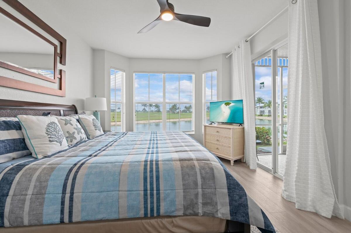 Golf Views With Pool And Amenities Apartment