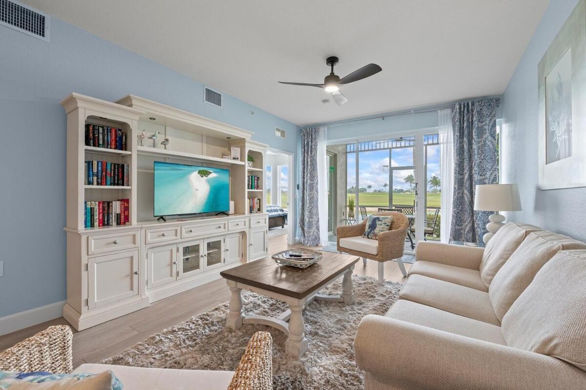 Golf Views With Pool And Amenities Apartment