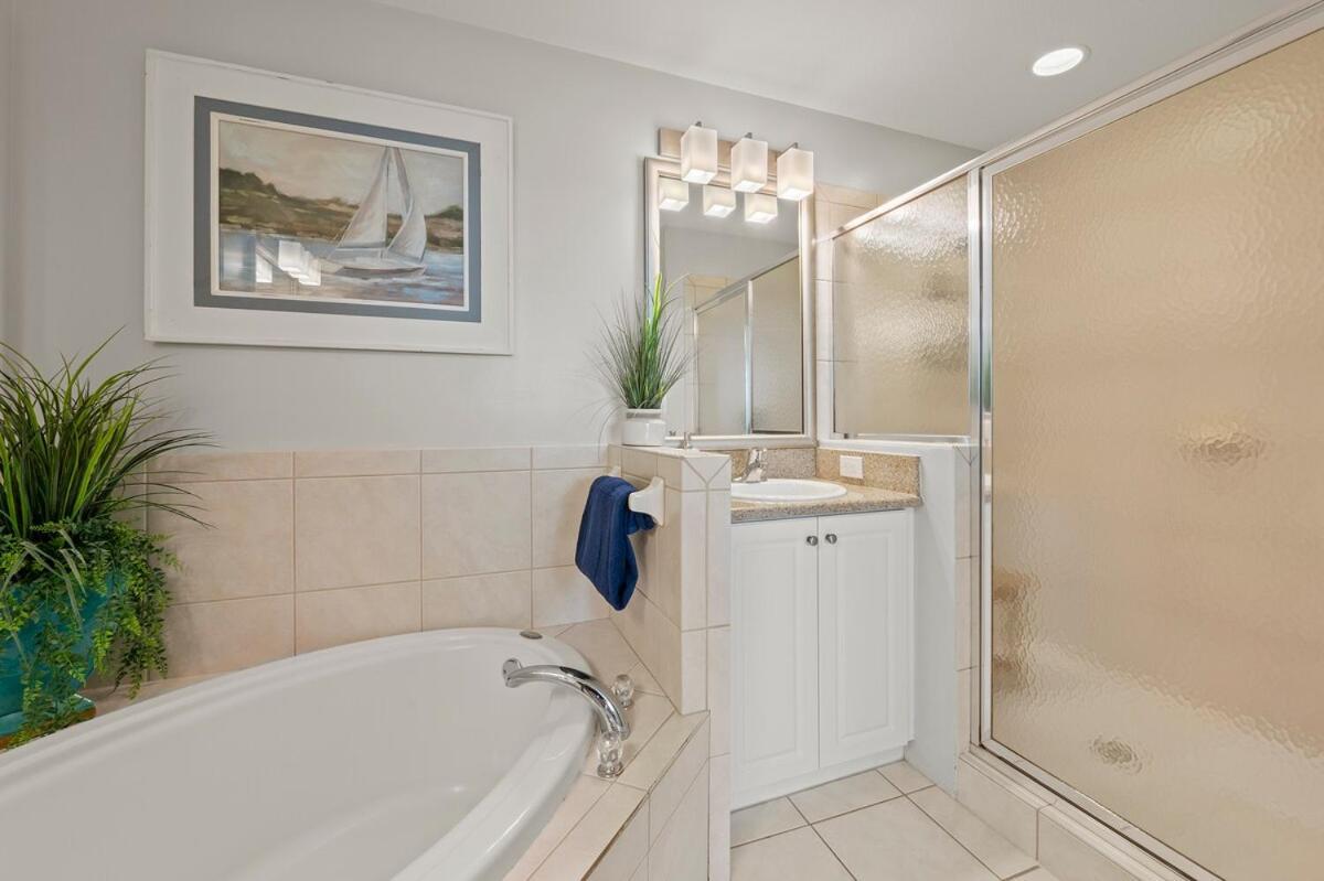 Golf Views With Pool And Amenities Apartment
