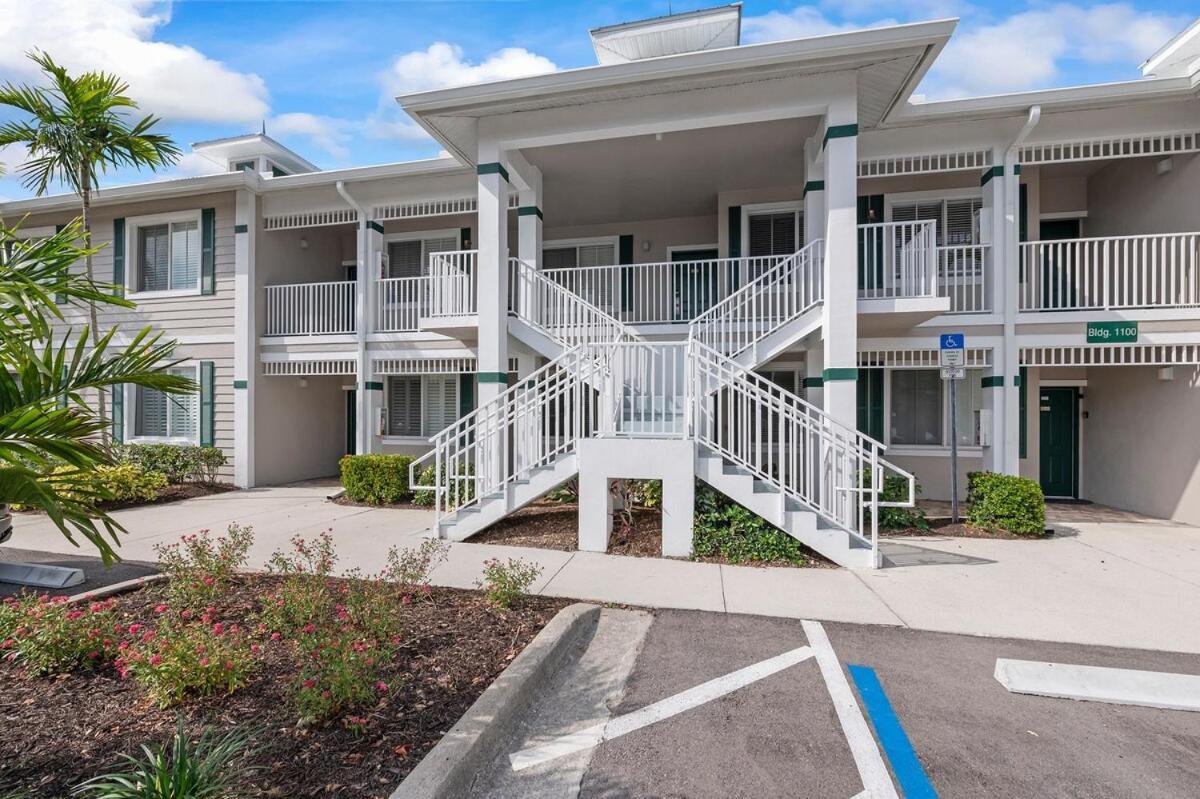 Golf Views With Pool And Amenities * Naples