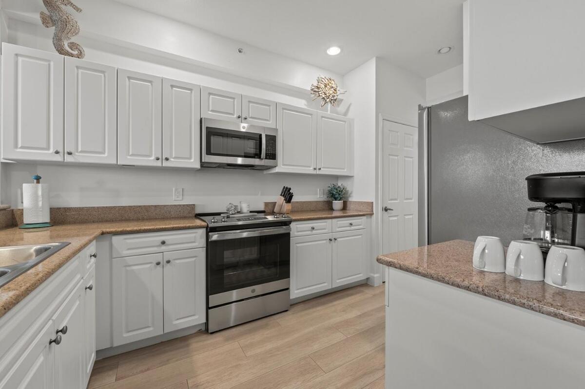Golf Views With Pool And Amenities Apartment *