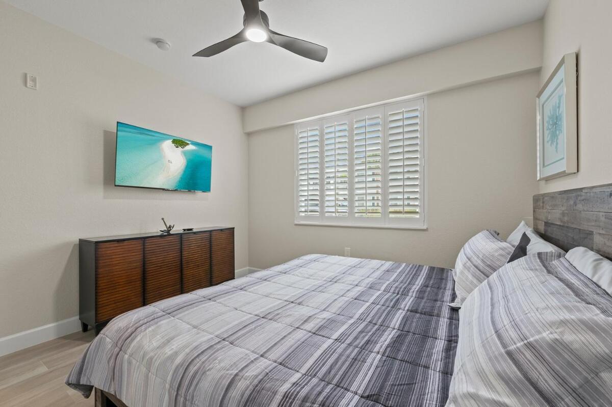 Golf Views With Pool And Amenities Apartment