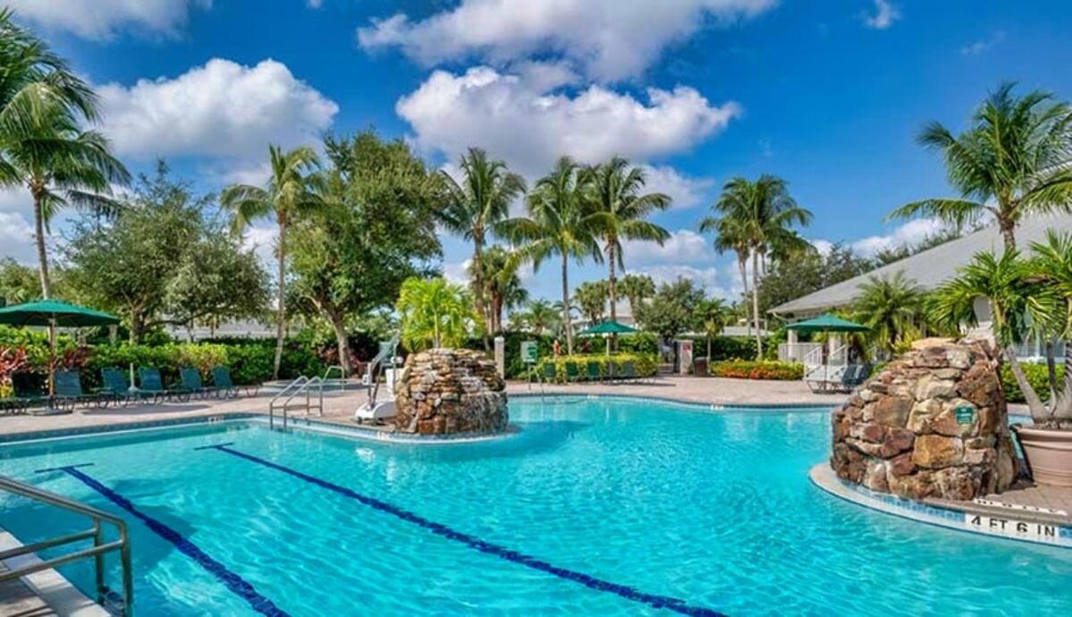 Golf Views With Pool And Amenities *