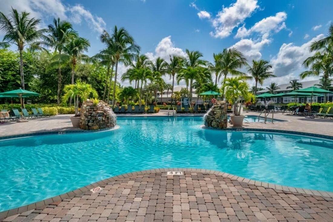 Golf Views With Pool And Amenities