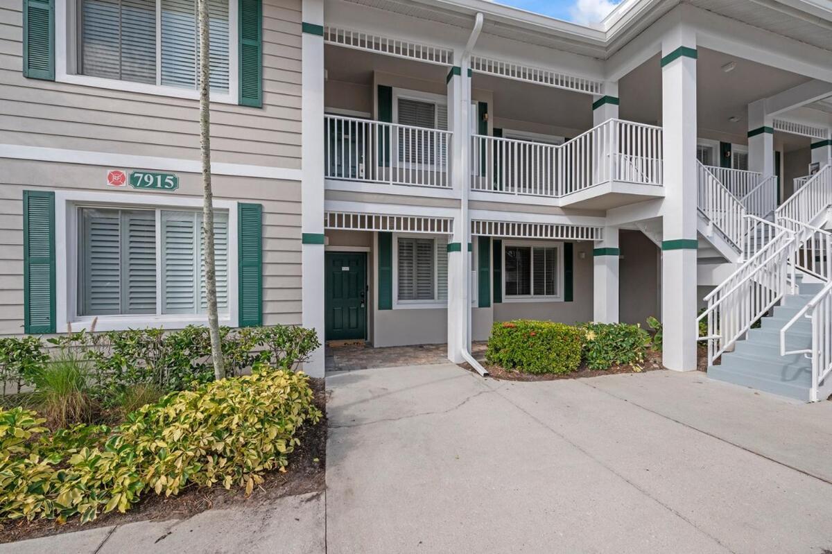 Golf Views With Pool And Amenities Apartment