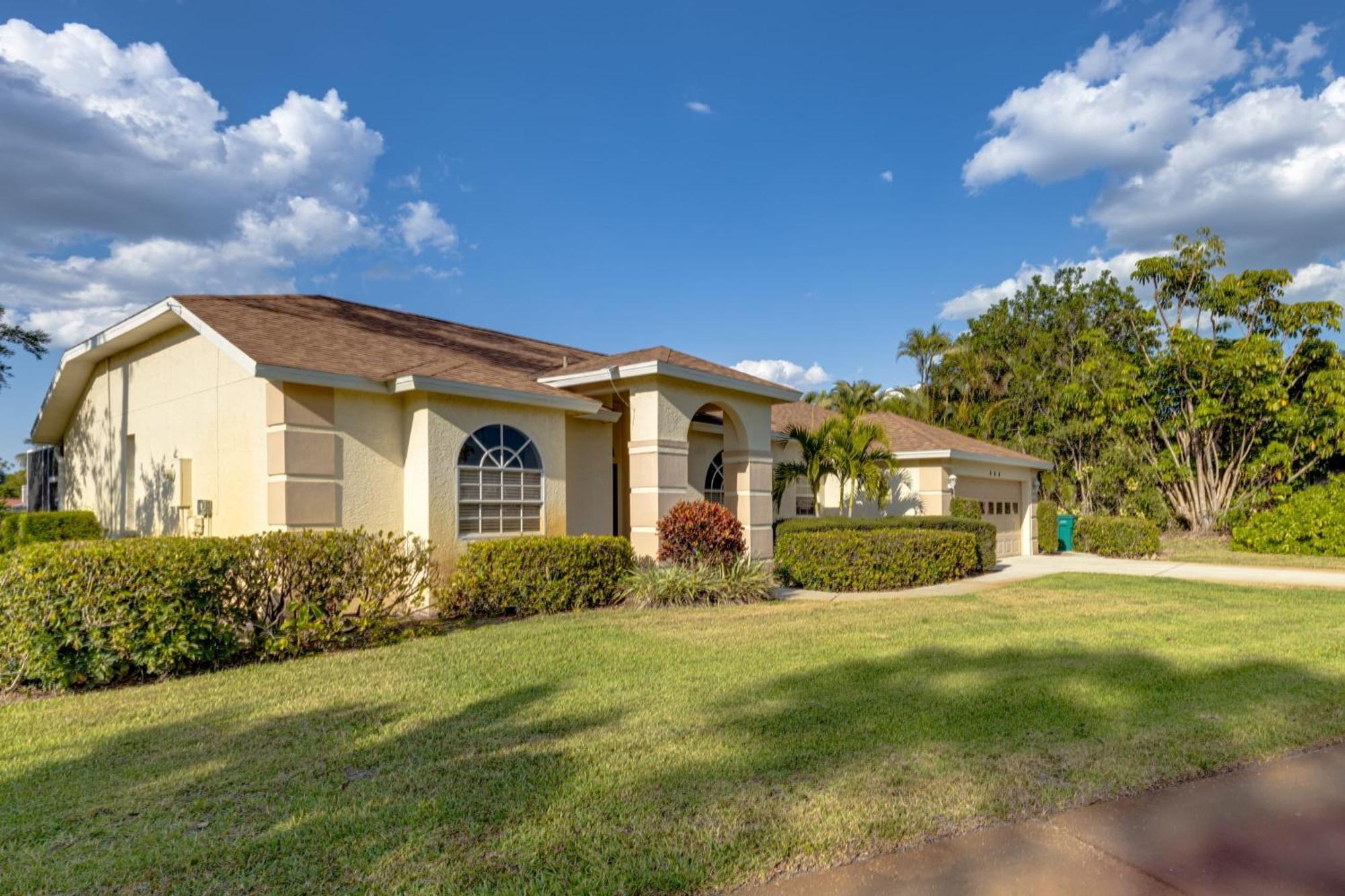 Private Pool Pond Views Bonus Lounge In Gated Community Drive To Dining Holiday home *