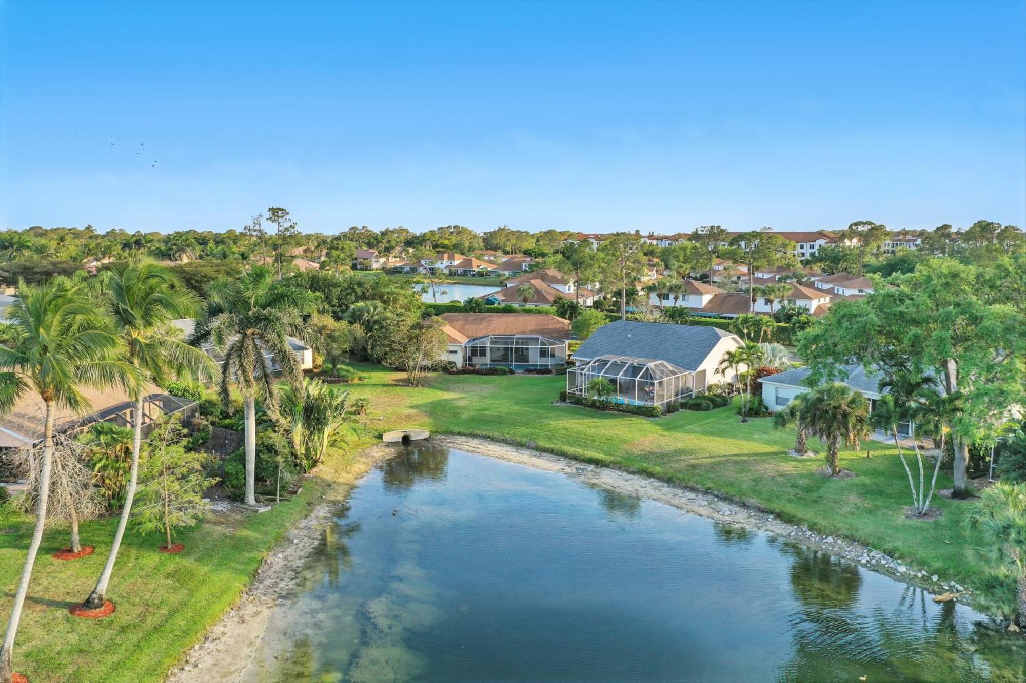 Private Pool Pond Views Bonus Lounge In Gated Community Drive To Dining