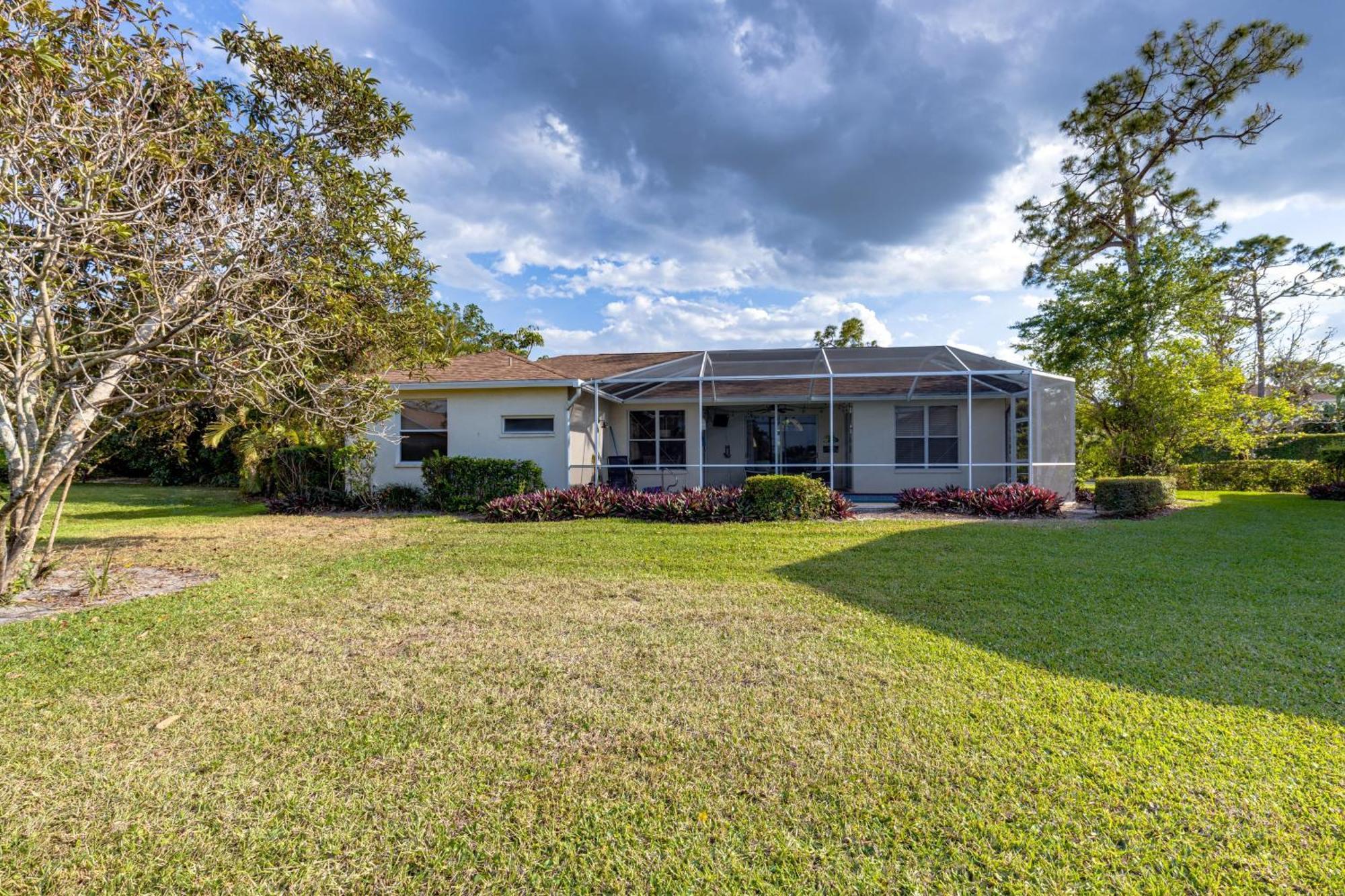 Private Pool Pond Views Bonus Lounge In Gated Community Drive To Dining Holiday home Naples