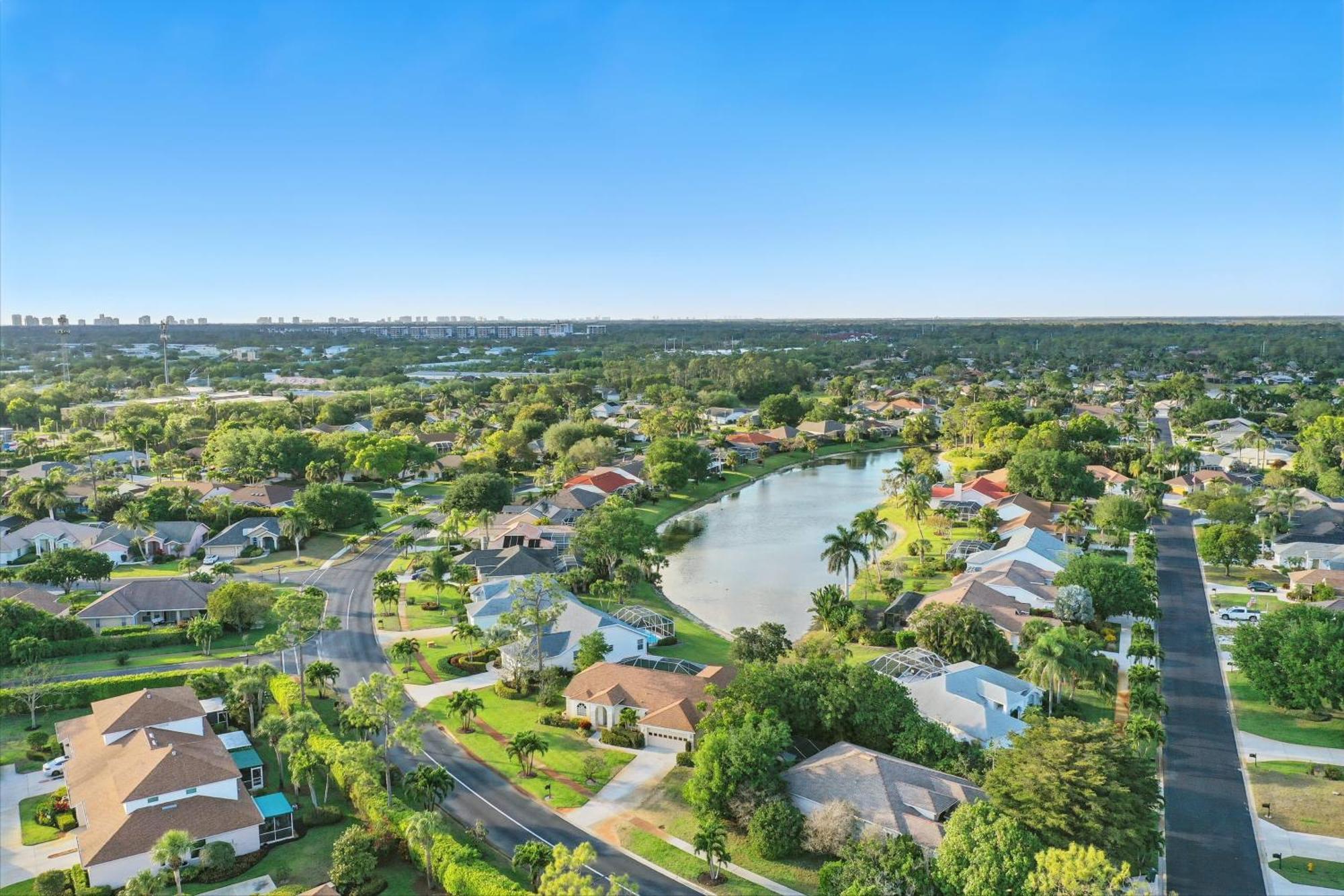 Private Pool Pond Views Bonus Lounge In Gated Community Drive To Dining Holiday home