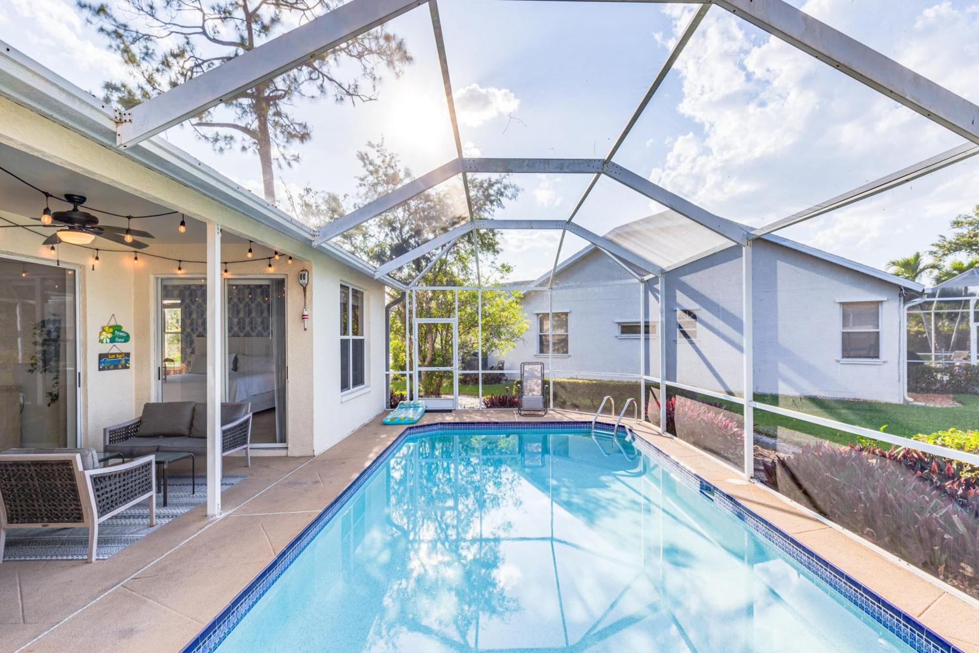 Holiday home Private Pool Pond Views Bonus Lounge In Gated Community Drive To Dining *
