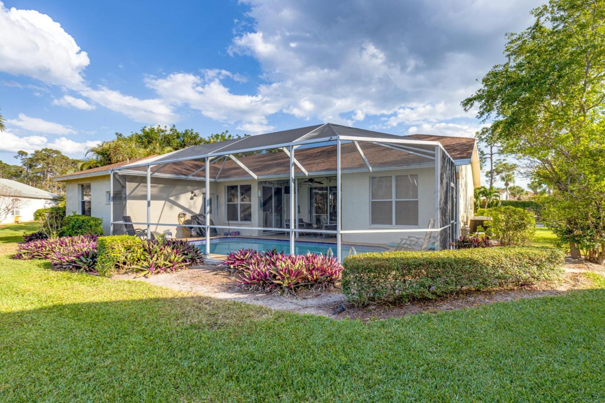 Private Pool Pond Views Bonus Lounge In Gated Community Drive To Dining