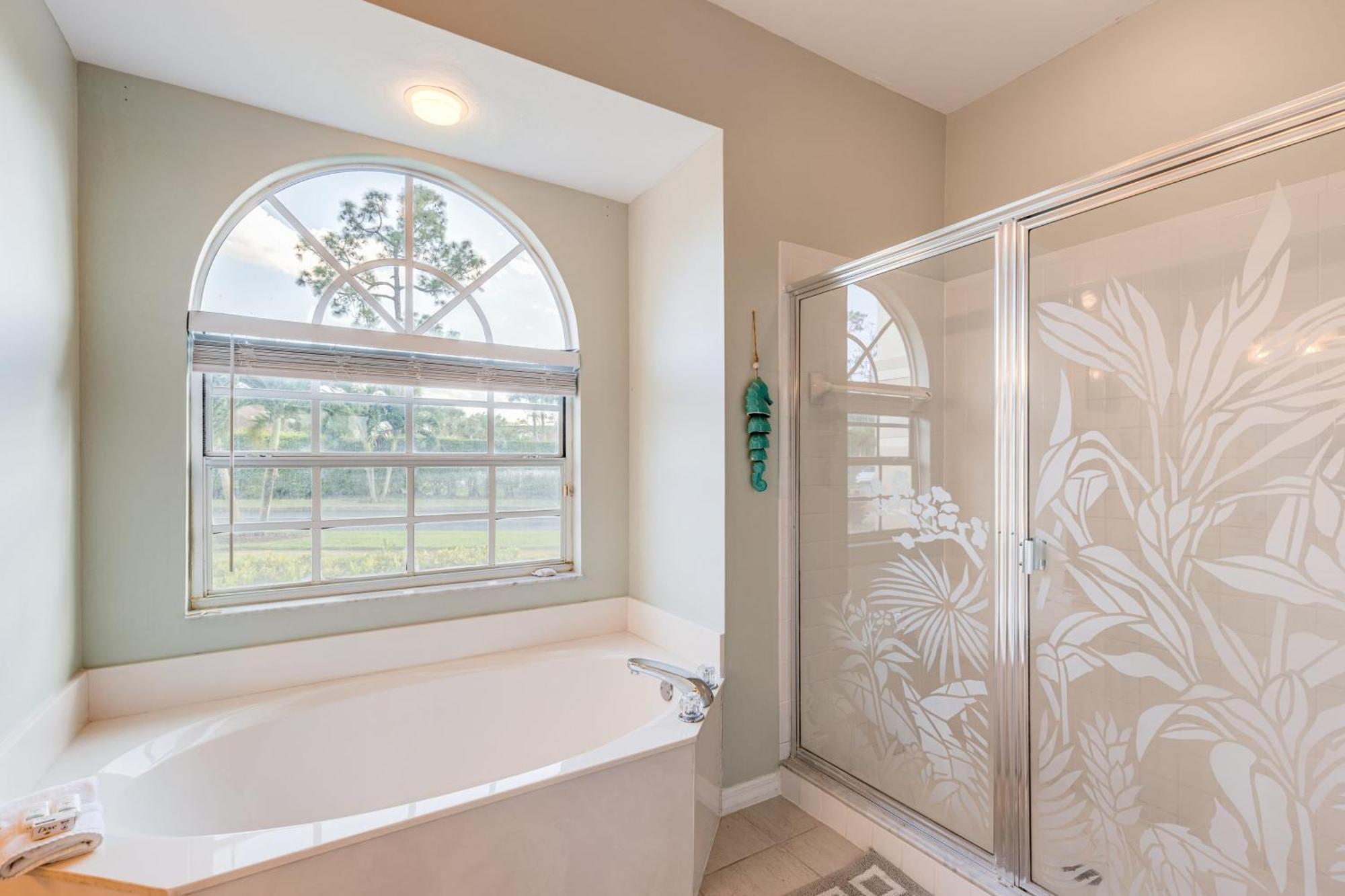 Private Pool Pond Views Bonus Lounge In Gated Community Drive To Dining Holiday home Naples