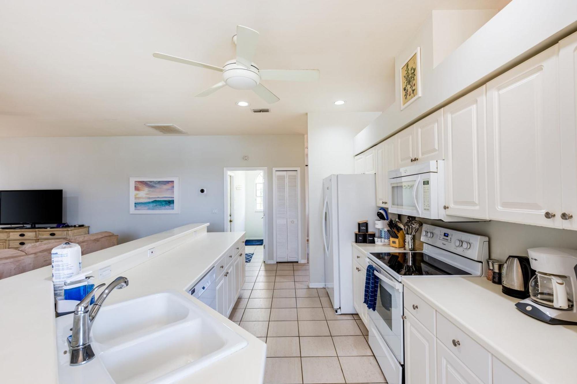 Private Pool Pond Views Bonus Lounge In Gated Community Drive To Dining