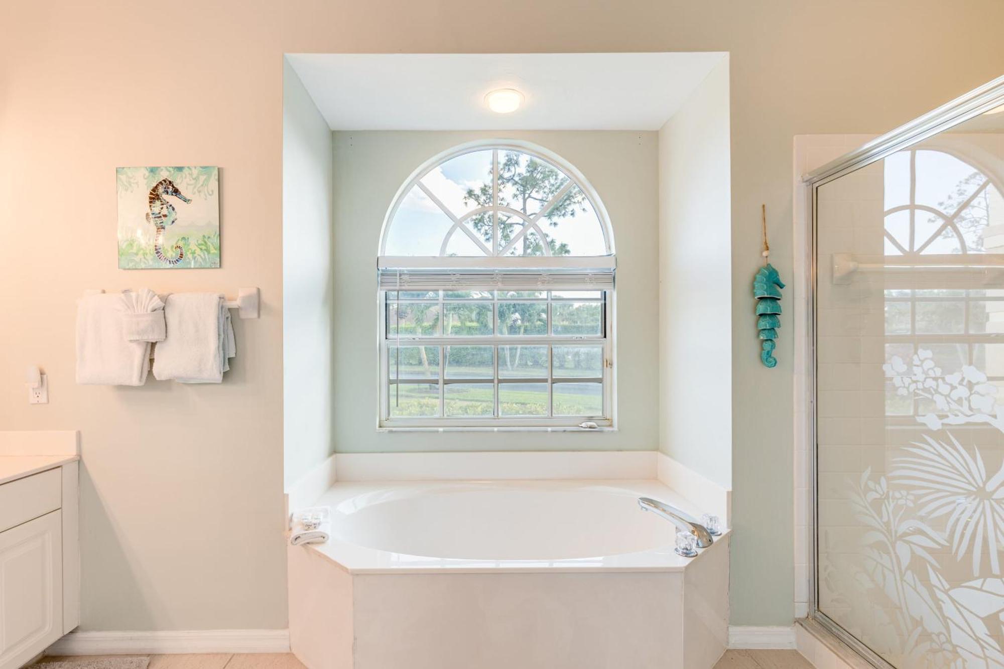 Private Pool Pond Views Bonus Lounge In Gated Community Drive To Dining Holiday home