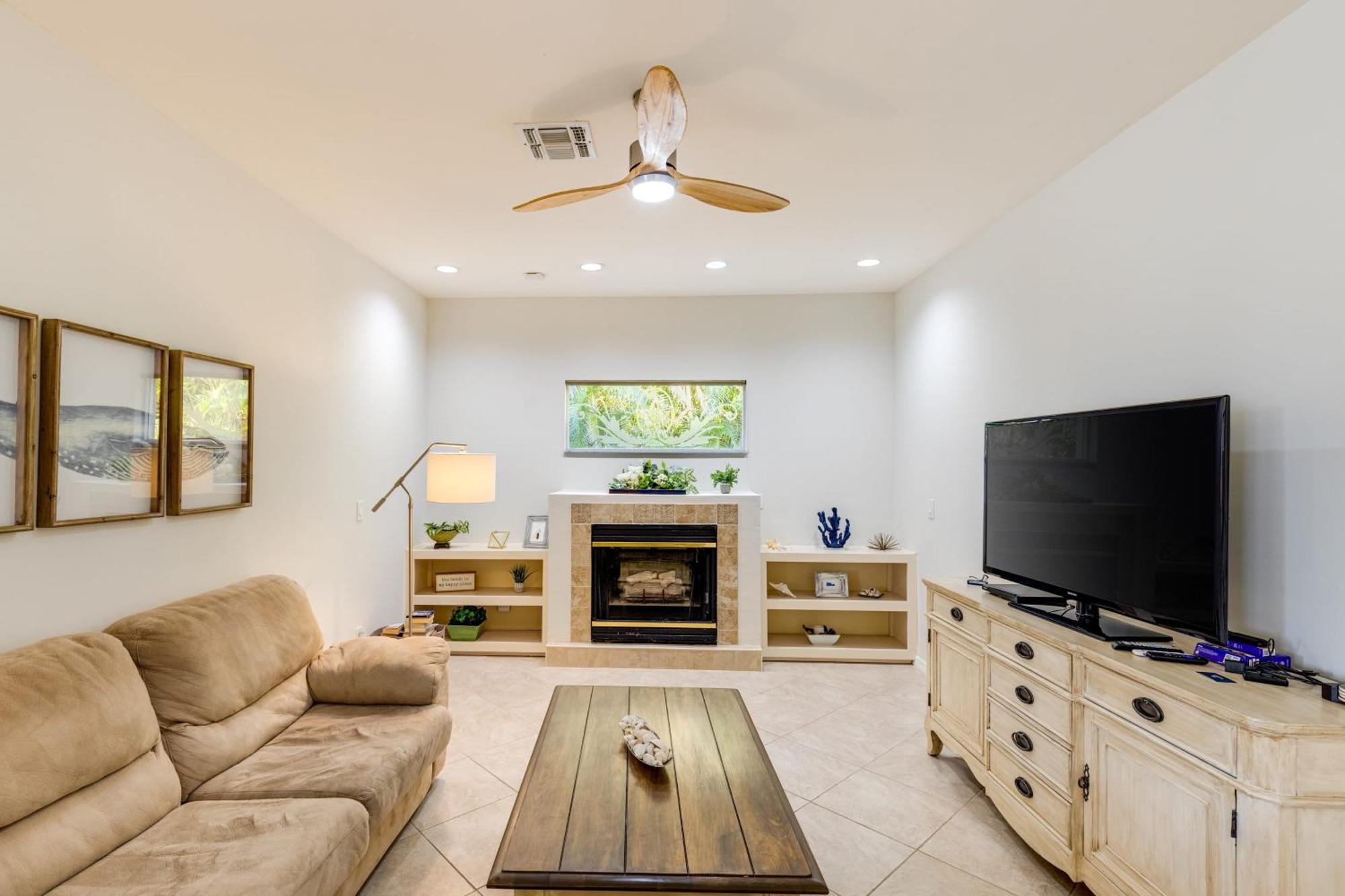 Private Pool Pond Views Bonus Lounge In Gated Community Drive To Dining