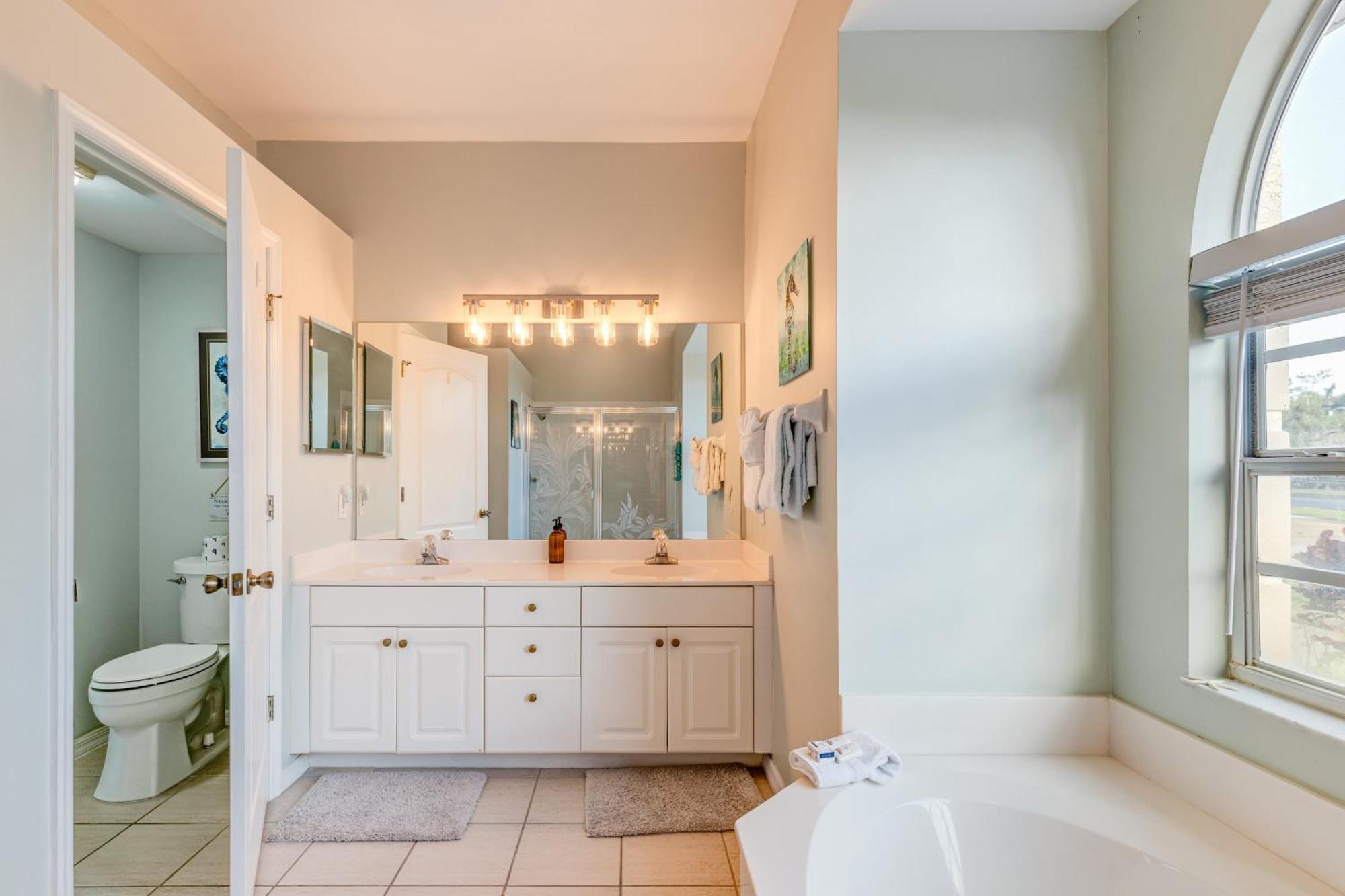 Private Pool Pond Views Bonus Lounge In Gated Community Drive To Dining Holiday home