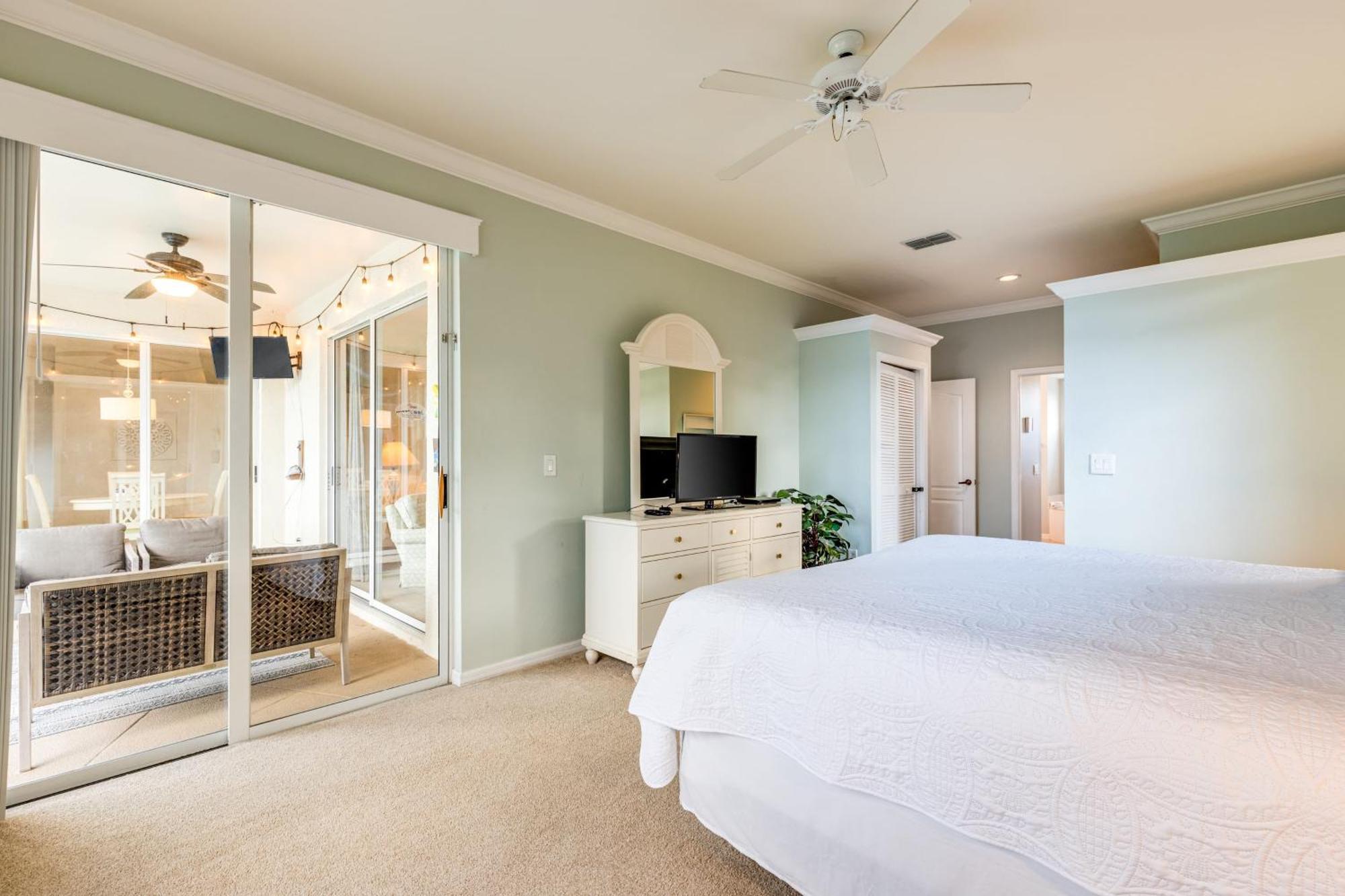Holiday home Private Pool Pond Views Bonus Lounge In Gated Community Drive To Dining *
