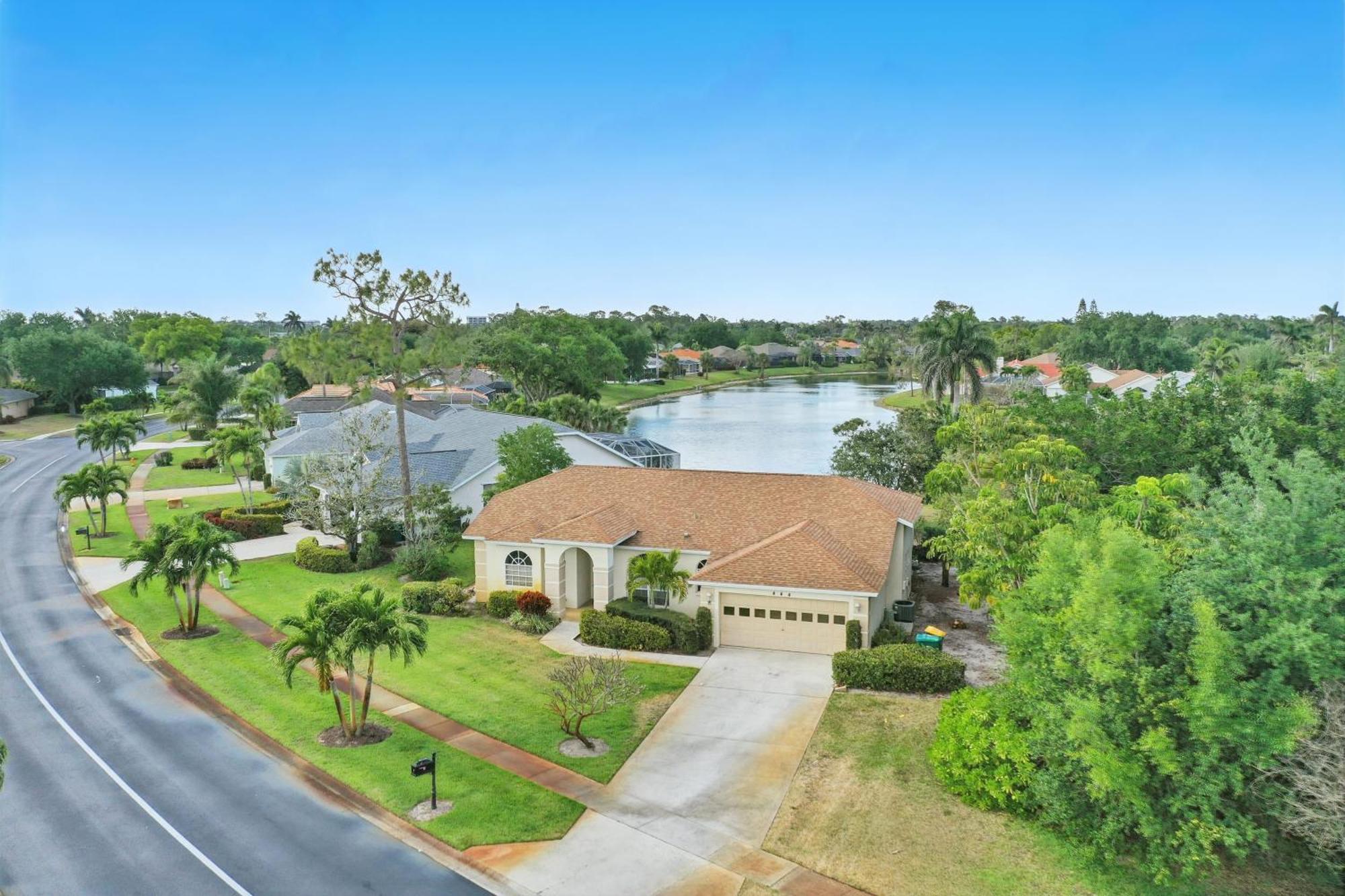 Private Pool Pond Views Bonus Lounge In Gated Community Drive To Dining Holiday home Naples