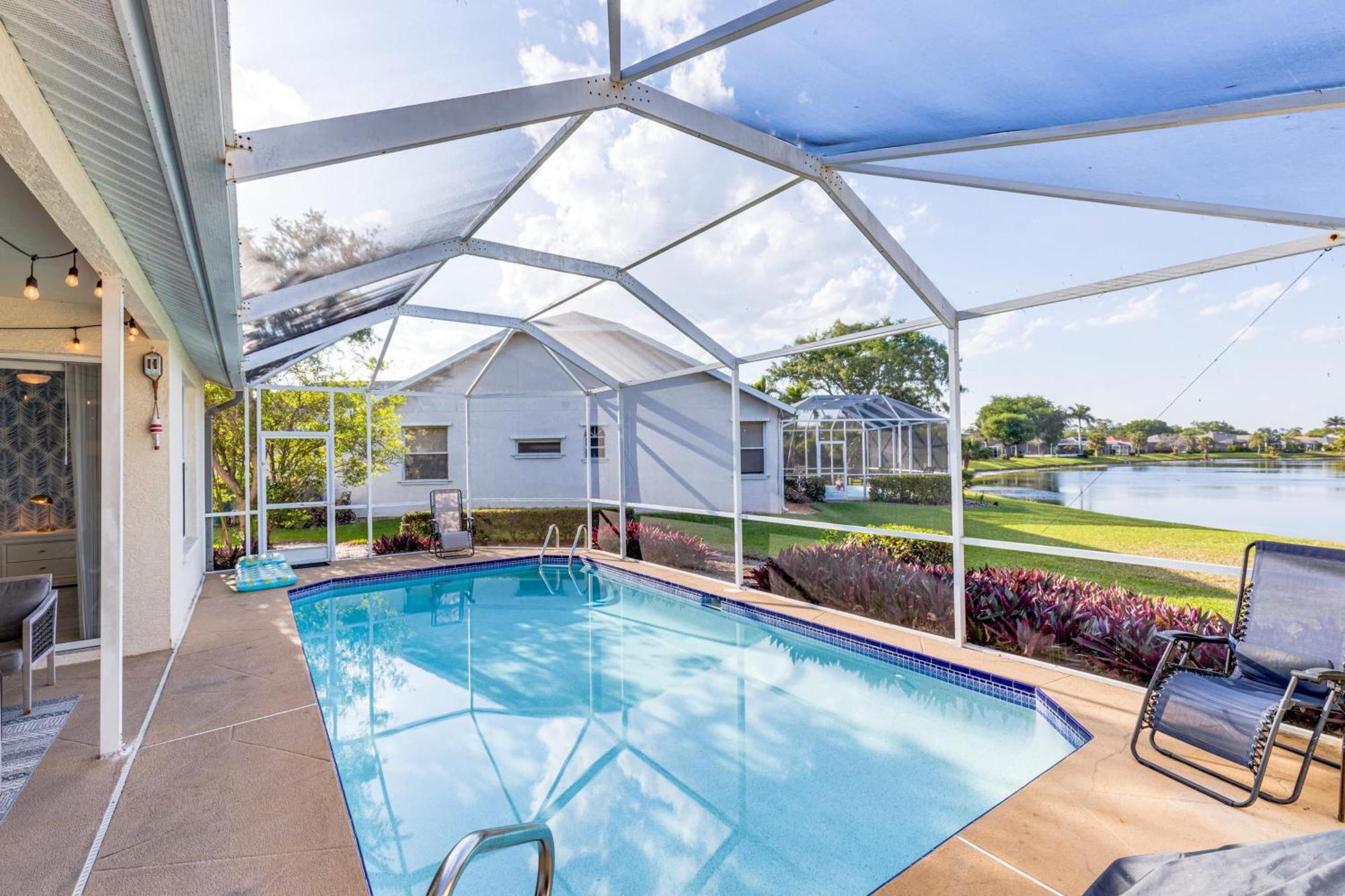 Holiday home Private Pool Pond Views Bonus Lounge In Gated Community Drive To Dining Naples