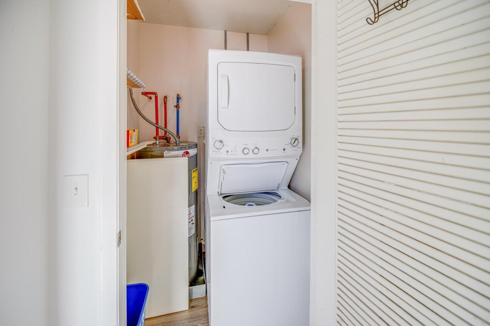 Cozy And Bright Abode With Community Amenities! *