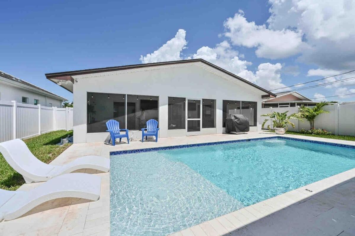 Walk To New Pool- Bathrooms With Oasis