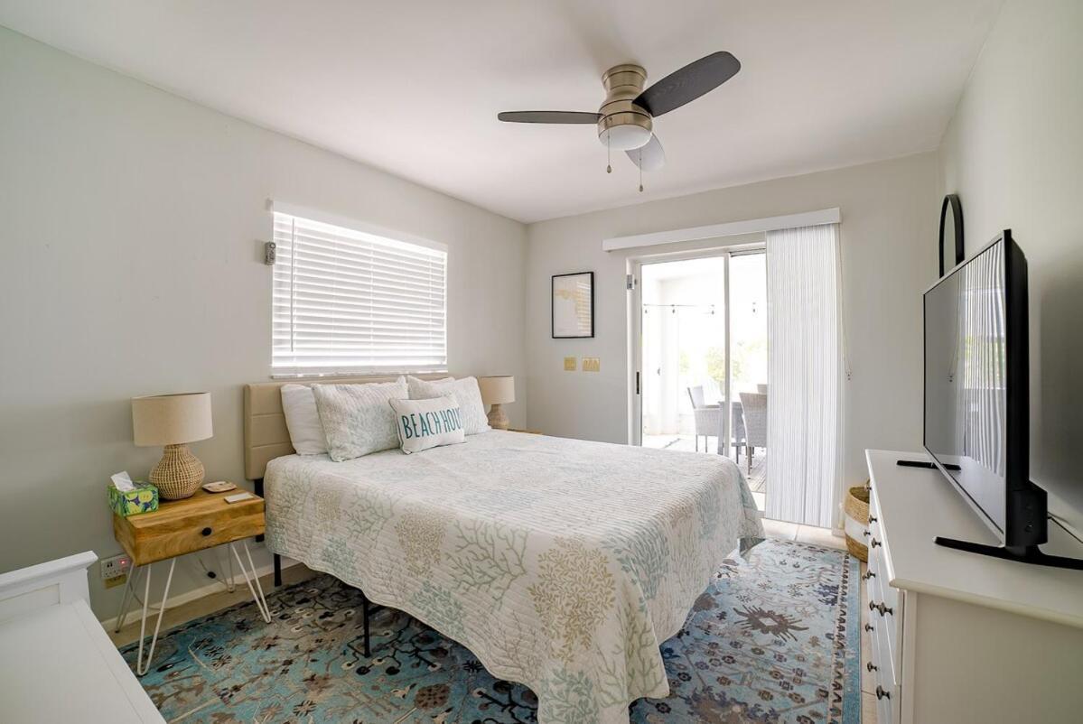 Walk To New Pool- Bathrooms With Oasis Naples