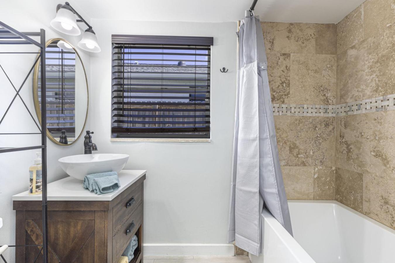 Coastal Getaway, 5 Mins To Vanderbilt * Naples