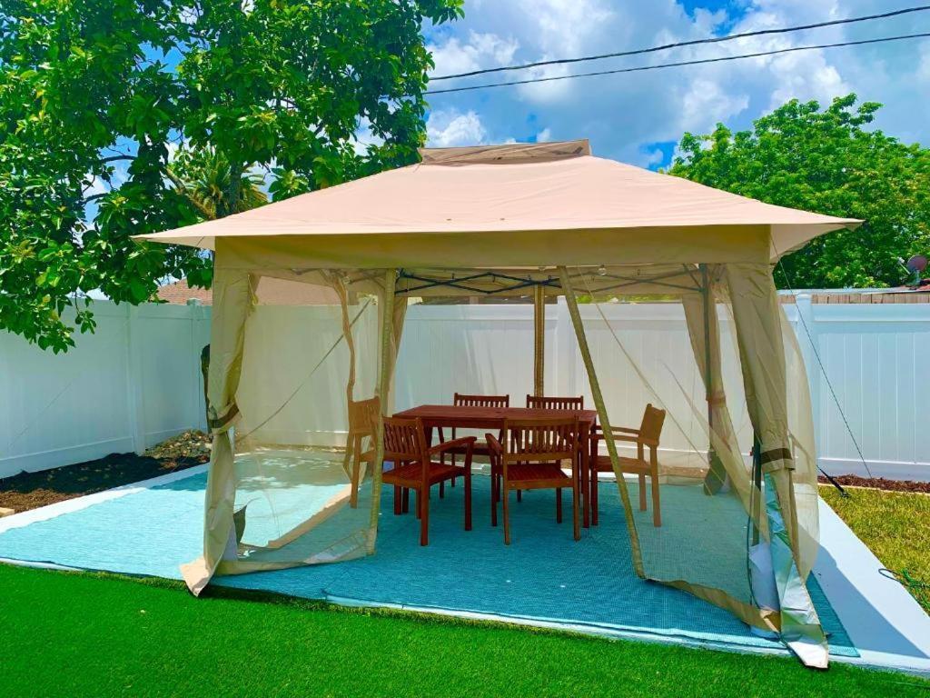 Holiday home 3 Bedroom 2 Bath Fenced In Yard *