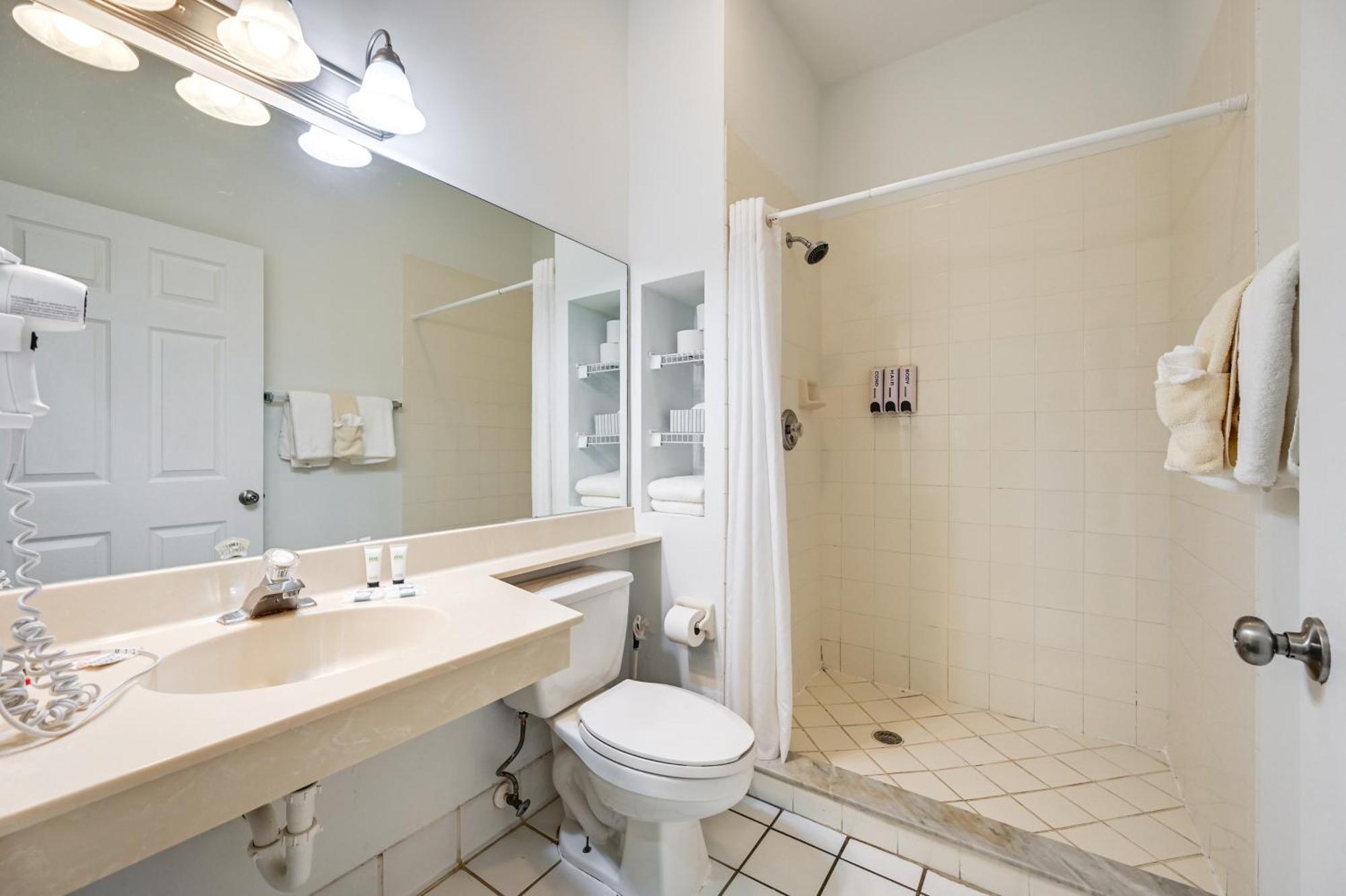 With Community Pool And Tennis Courts! Apartment Naples