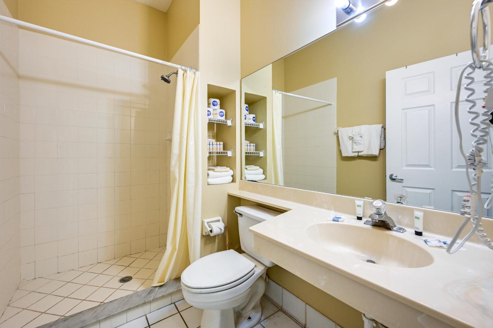 Apartment Escape With Community Pool And Marina View!