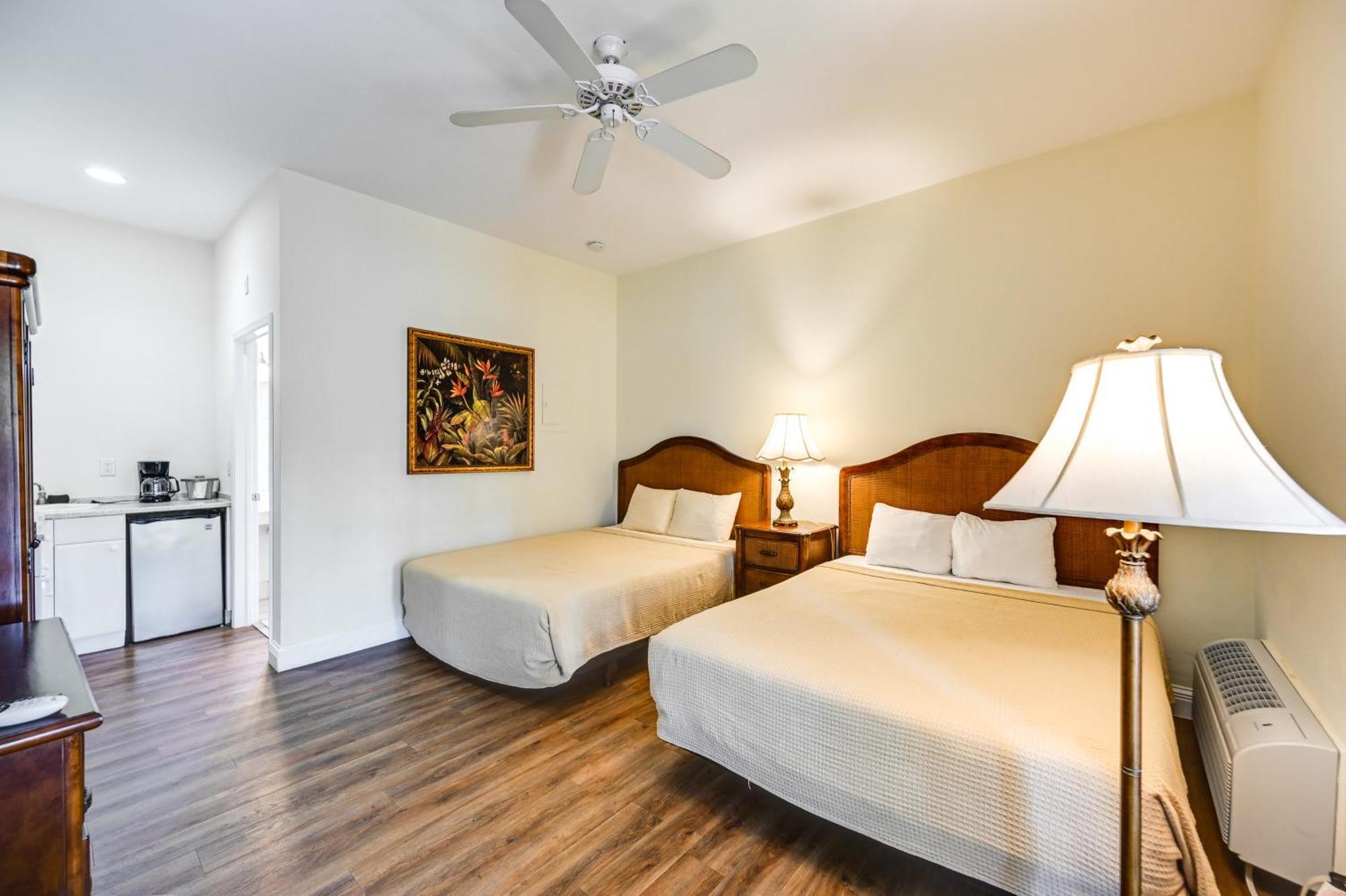 Apartment With Community Pool And Tennis Courts! *