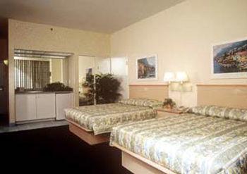 Western Naples Plaza Hotel Vineyards