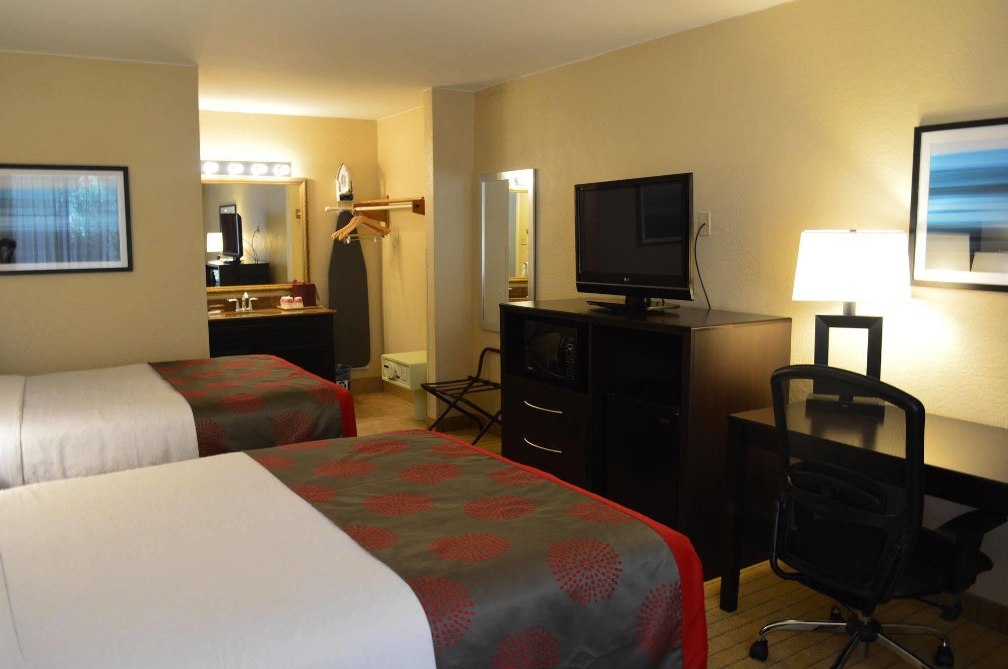 Hotel Collins 3*