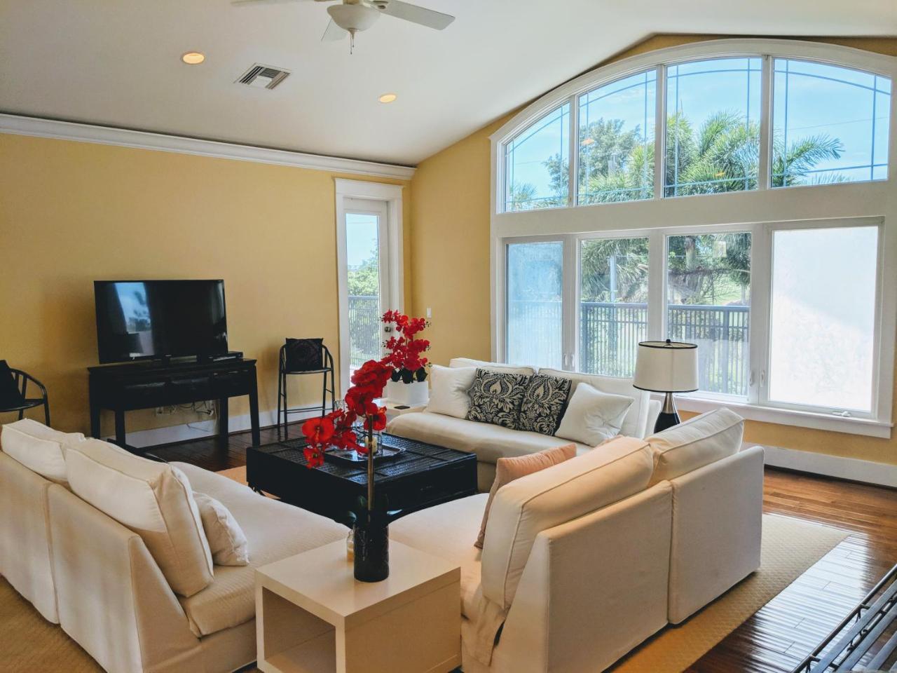 Palm River Estate - Five Bedroom Naples
