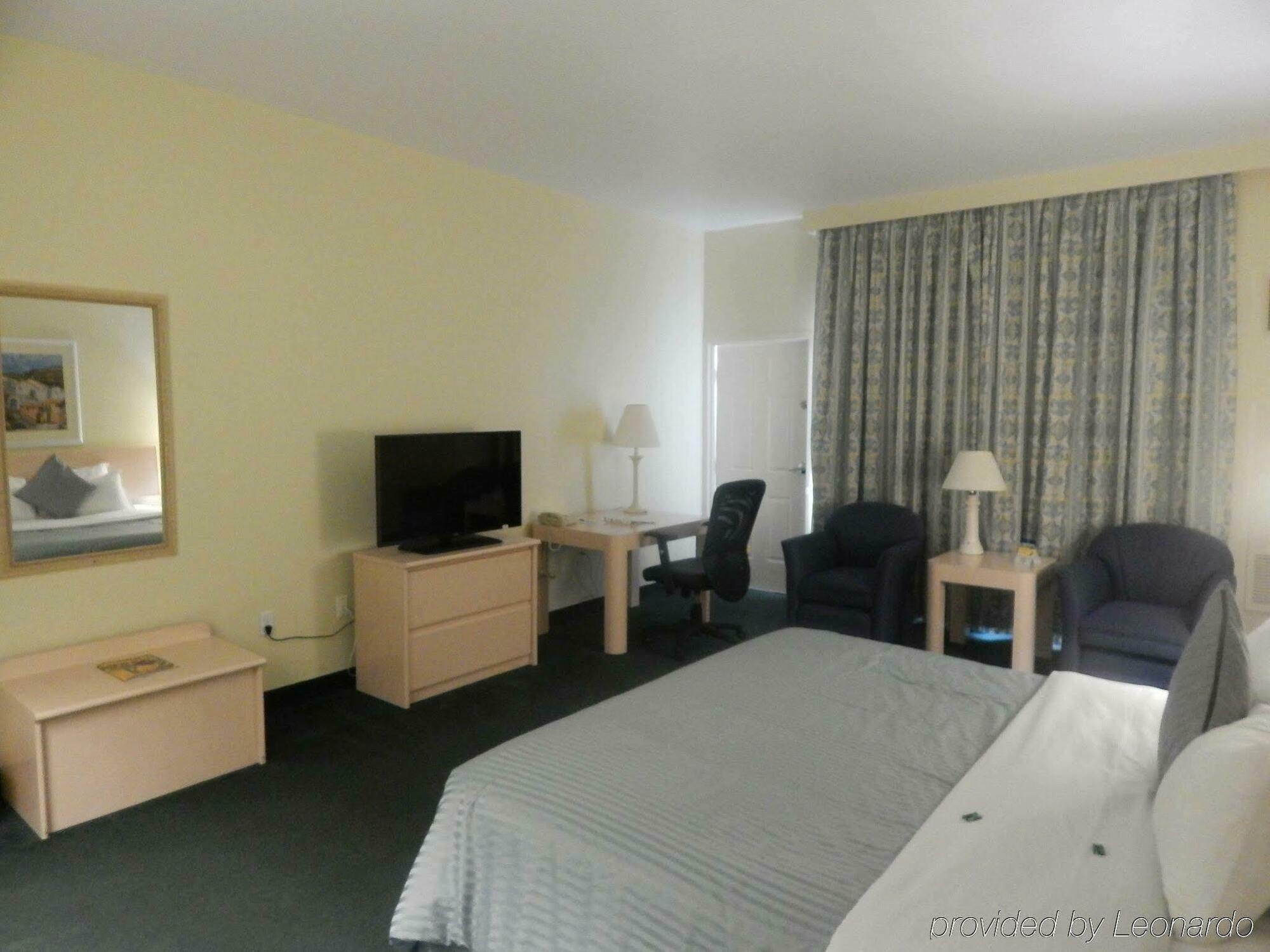 Western Naples Plaza 3* Vineyards