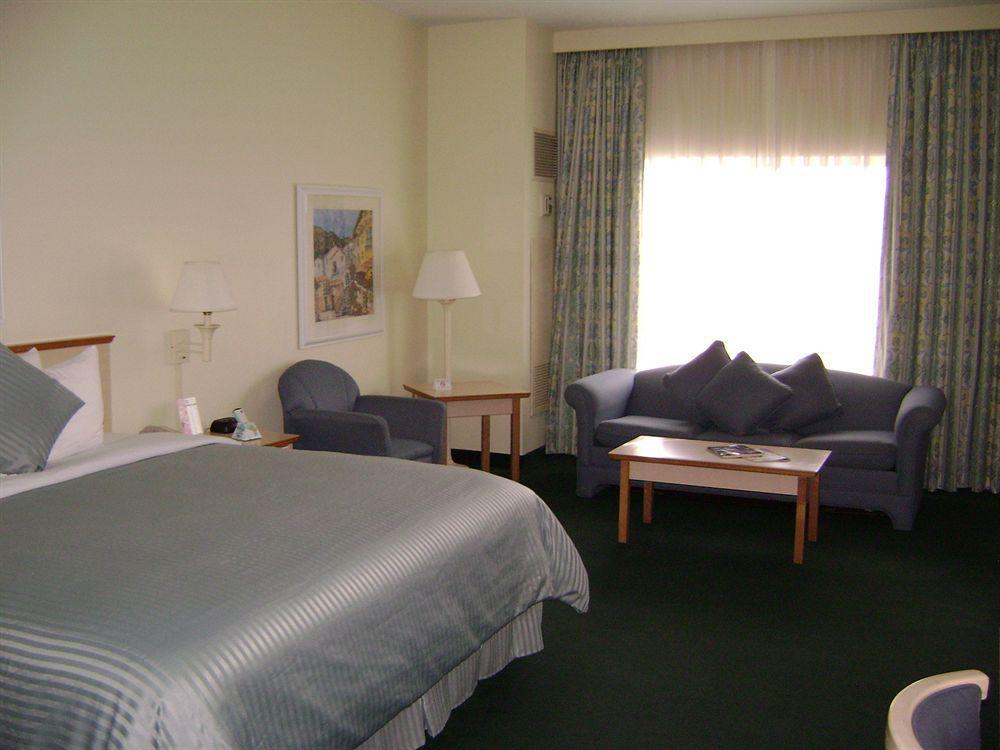Western Naples Plaza Hotel Vineyards