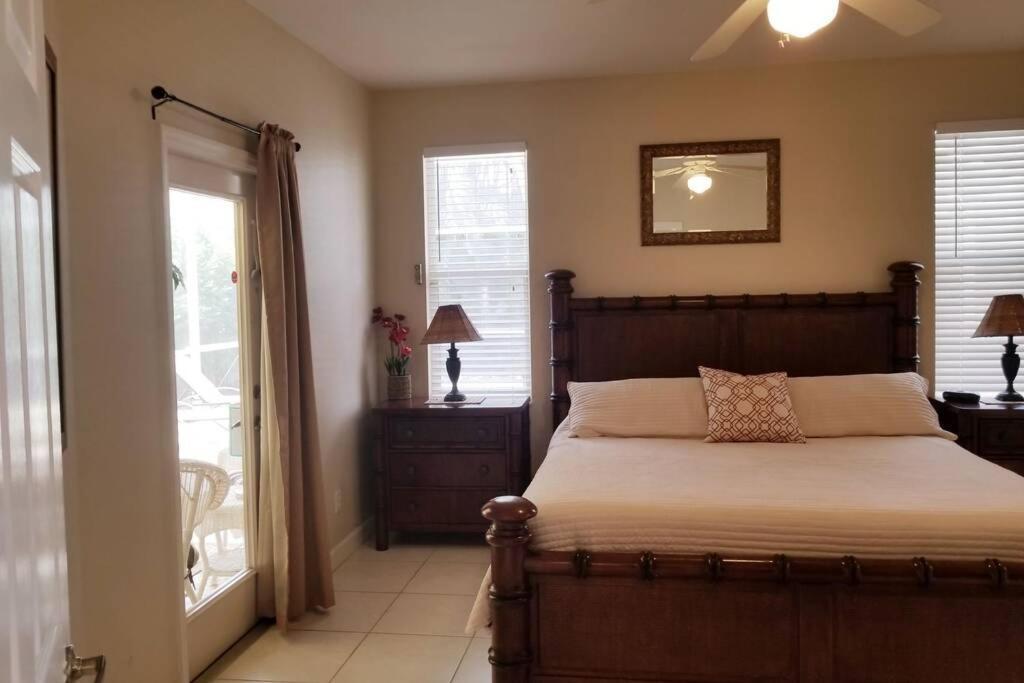 823 104th Ave. N. * Naples