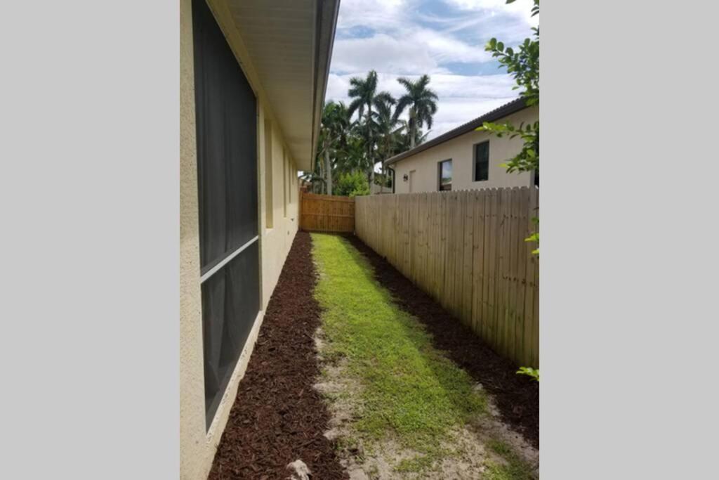 823 104th Ave. N. Naples