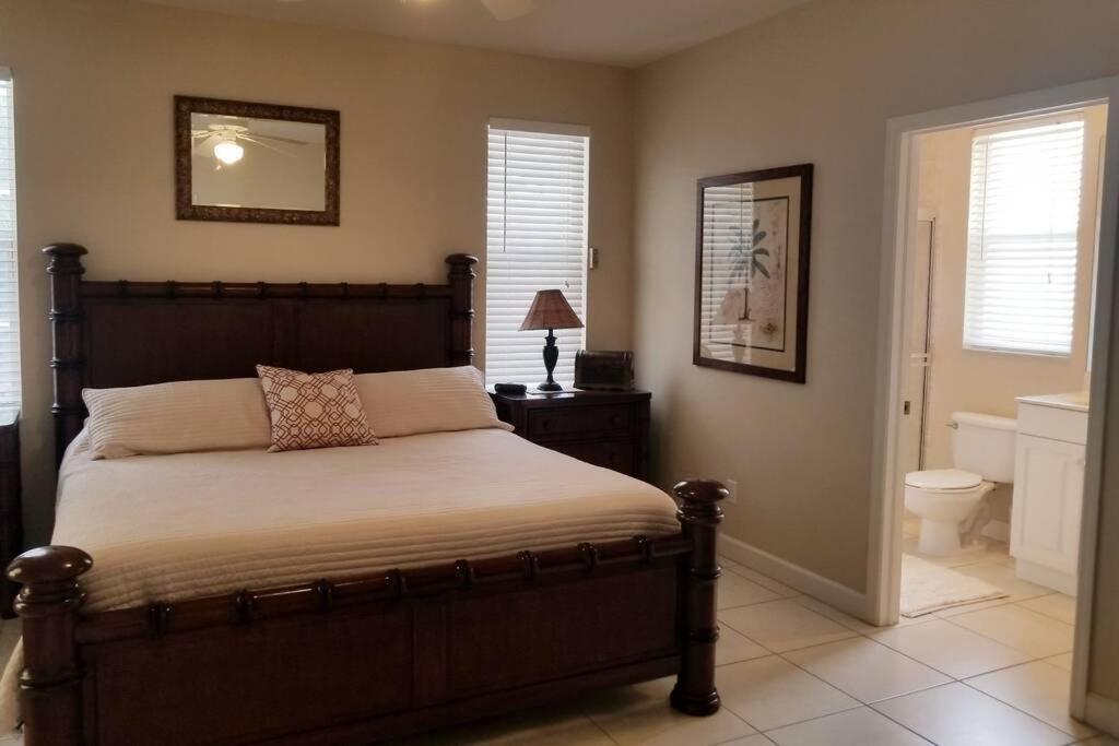 823 104th Ave. N. Holiday home Naples