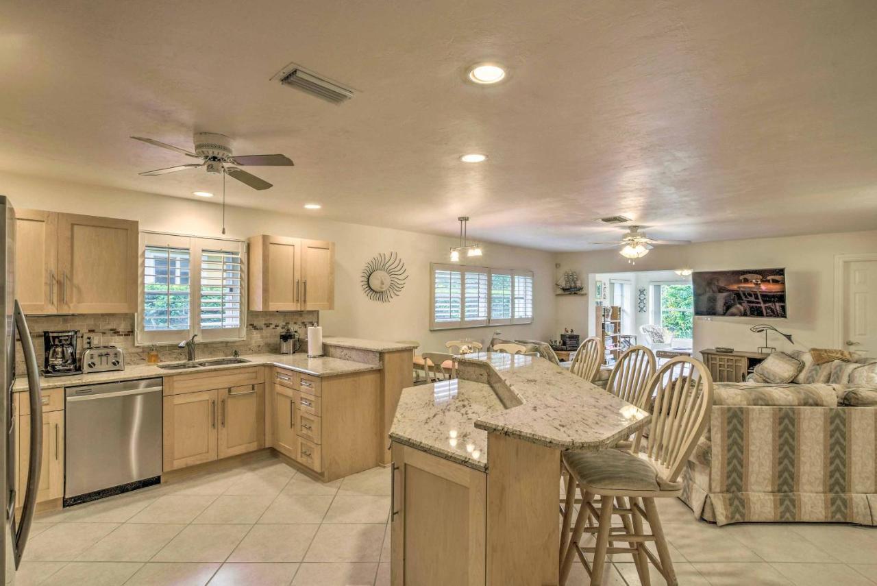 Spacious Less Than 1 Mi To Vanderbilt Beach! Holiday home Naples