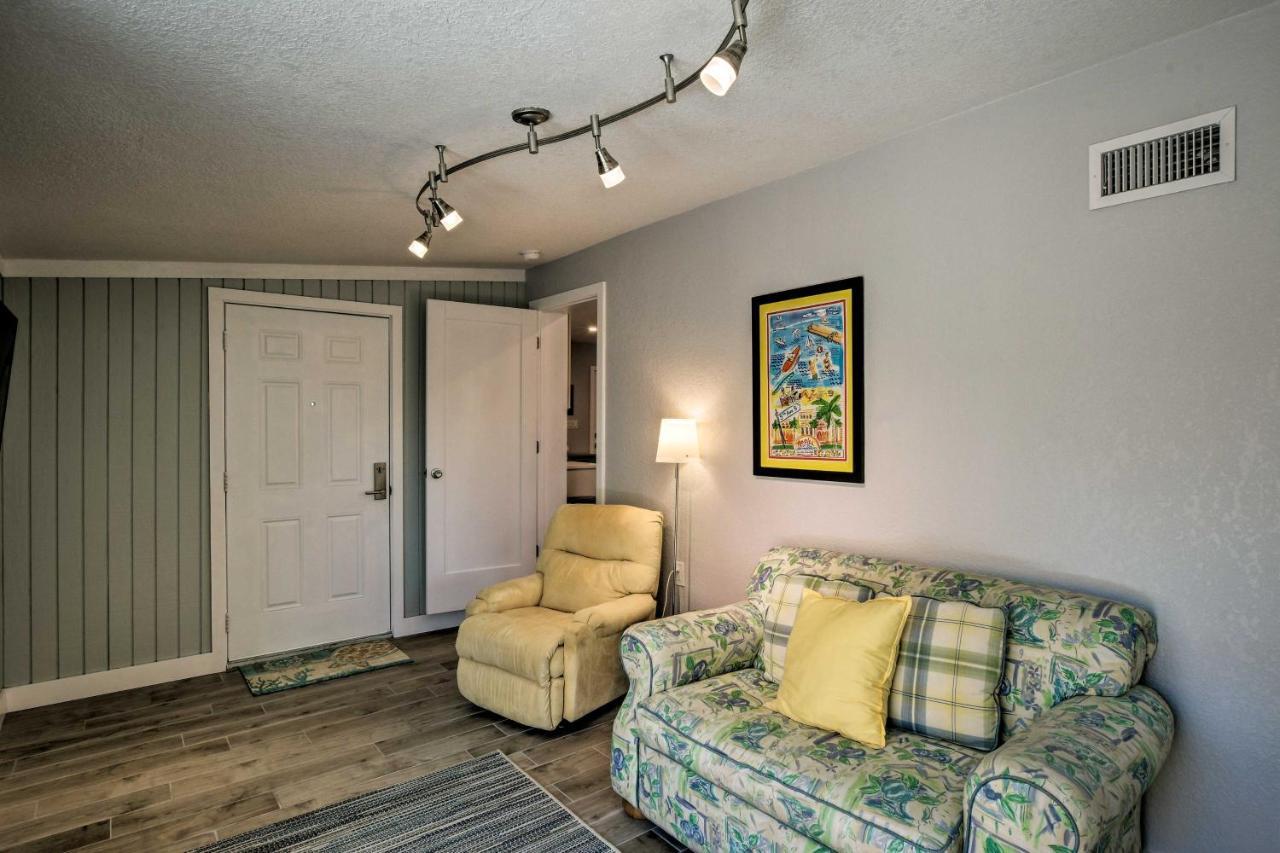 Tasteful With Patio And Grill Less Than 2 Mi To Beach! *