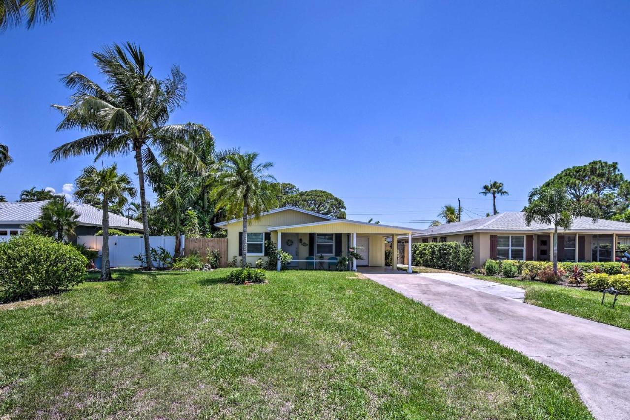 Tasteful With Patio And Grill Less Than 2 Mi To Beach!