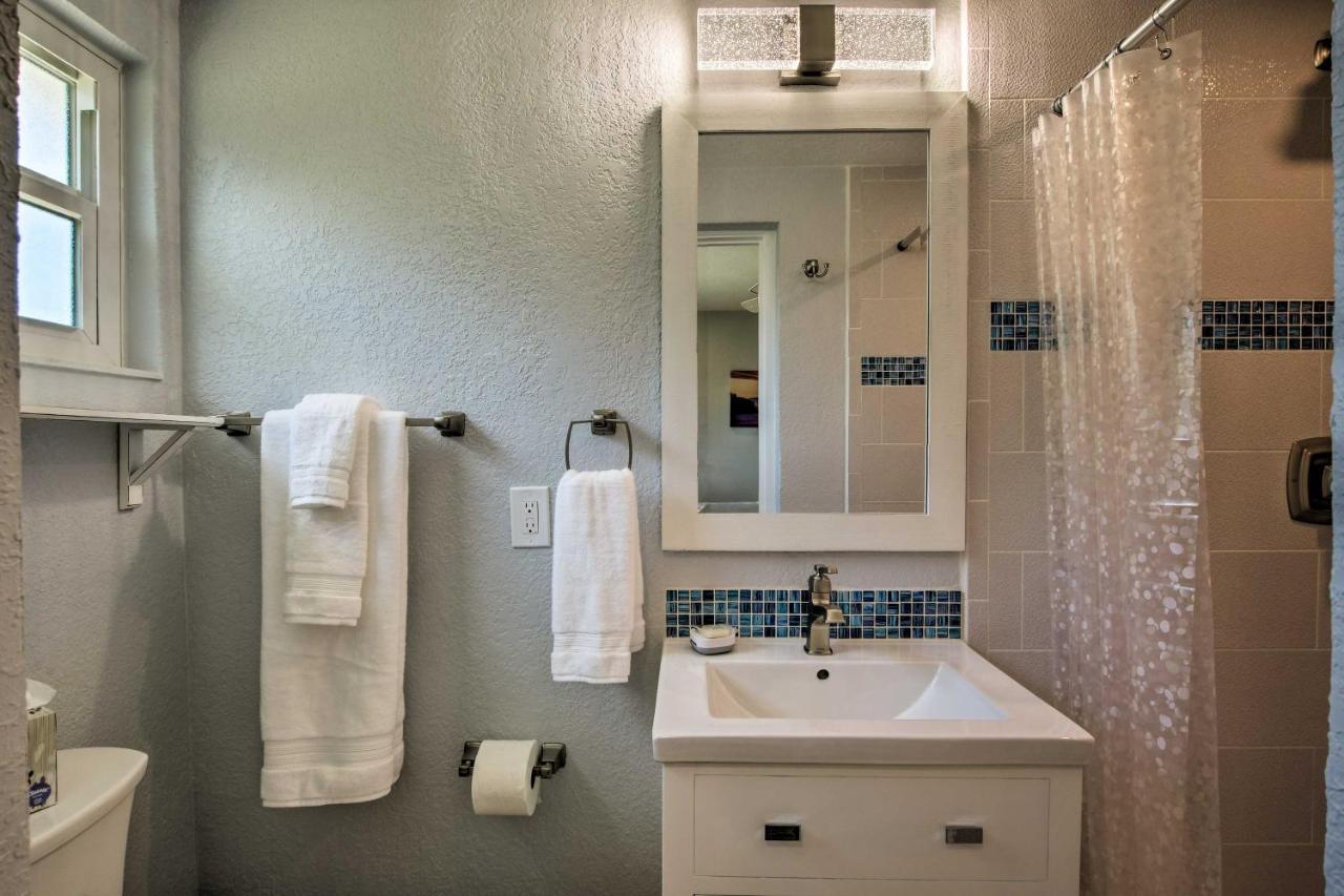 Tasteful With Patio And Grill Less Than 2 Mi To Beach!