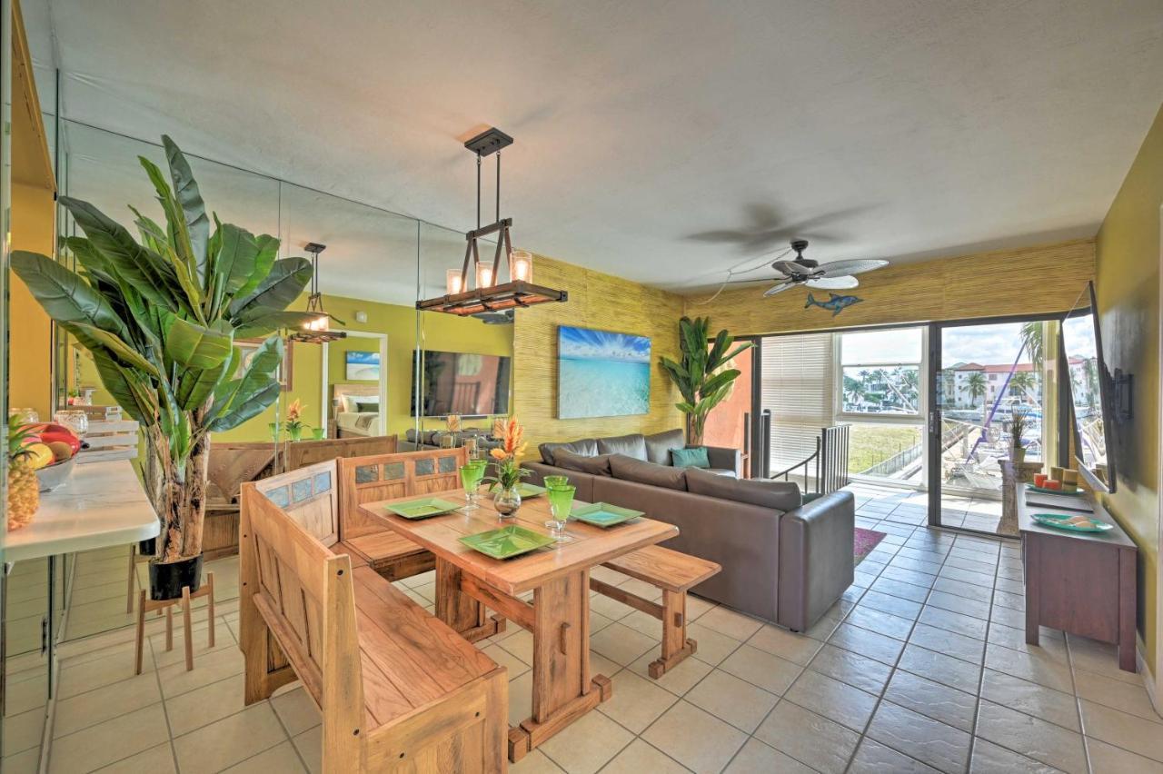 Relaxing Waterfront 2-story Retreat With Pool Access Naples