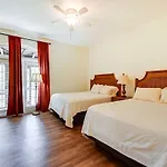 Breezy Naples Studio Condo With Screened Porch!